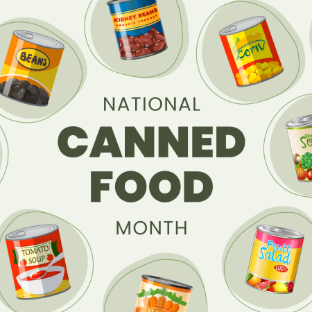 Latas de diversos alimentos con motivo del Mes Nacional de los Alimentos Enlatados, entre los que se incluyen aceitunas, frijoles, maíz y ensalada de frutas.